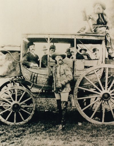 Die Deadwood-Kutsche in London - Buffalo Bill stehend, John Nelson auf dem Kutschbock von English Photographer